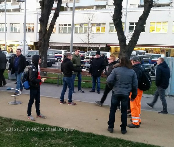 Auch neofaschistische Gruppe Identitäre bei FPÖ Kundgebung anwesend. Es werden Flugblätter verteilt, später wird die Gruppe mit rot-weiß-roten Fahnen an der Kundgebung teilnehmen.