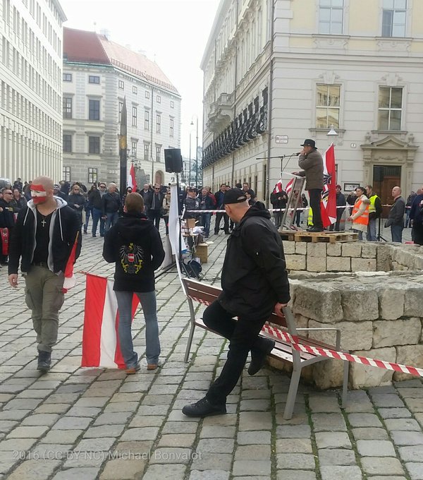 Der nächste Redner in Wien thematisiert die Verschwörung der Illuminaten. Ernsthaft.