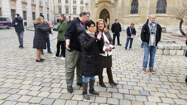 Susanne Winter (ehemals FPÖ, jetzt unabhängige Abgeordnete) auf der Kundgebung der rechtsextremen PDV. Insgesamt bald mehr JournalistInnen als TeilnehmerInnen.