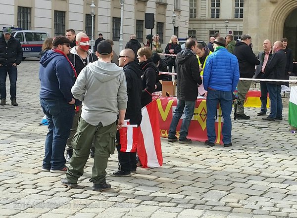 "Du stehst vor meiner Tür. Wie kann das sein" aus den Boxen. Dazu bemalte Männer. Offenbar Halloween