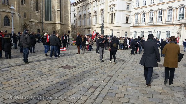 Die rechtsextreme Kundgebung am Minoritenplatz ist kaum besucht. Die Schlagermusik wäre eventuell bereits ein guter Grund für eine Untersagung.