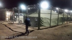 Geflüchtete Menschen werden weggesperrt. Bild: Auffanglager Röszke an der ungarisch-serbischen Grenze