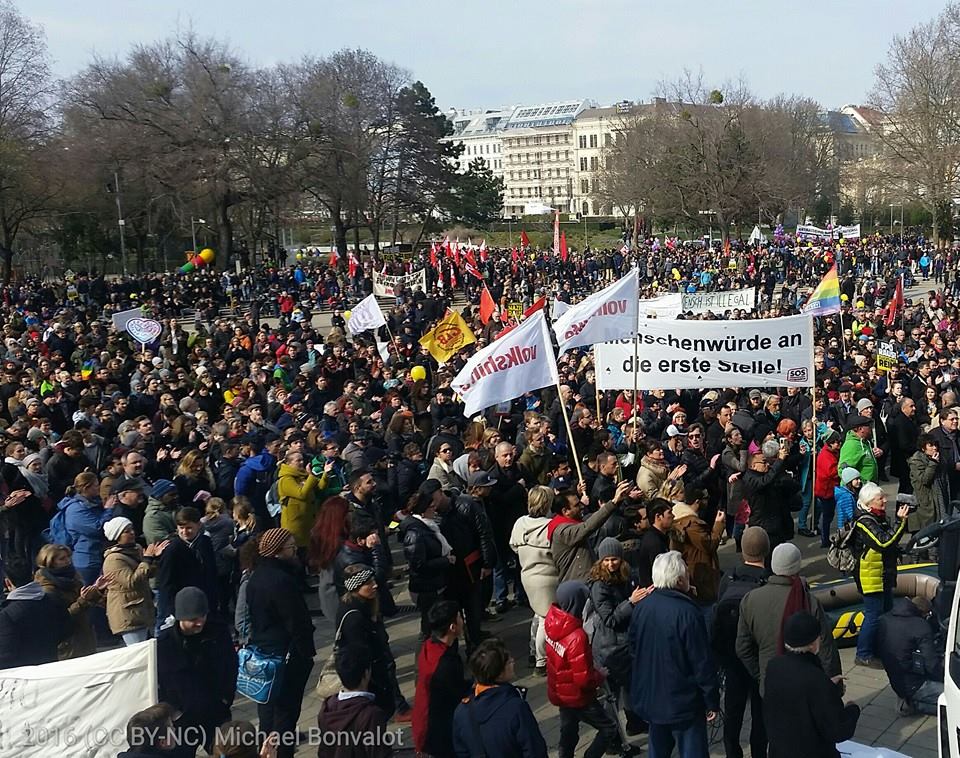Rund 6000 Menschen gingen heute in Wien für die Rechte von Flüchtlingen auf die Straße. 