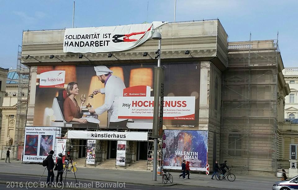 "Solidarität ist Handarbeit." Ein Transparent auf dem Künstlerhaus begrüßt die Demonstration. 