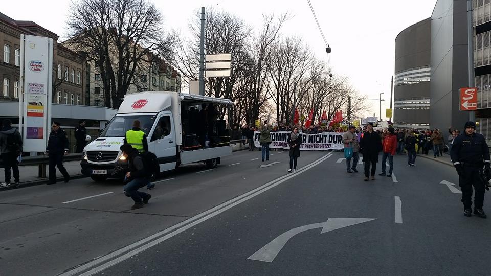 "Hoch die internationale Solidarität" Demo #liesingfüralle kommt am Liesinger Hauptplatz an.