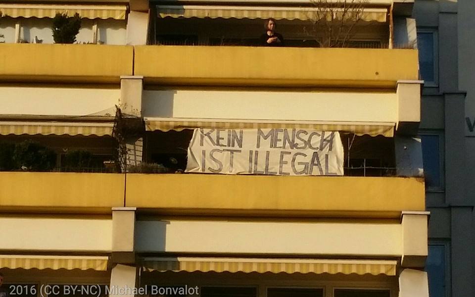 An mehreren Fenstern am Liesinger Hauptplatz hängen bereits klare Botschaften für Flüchtlinge. 