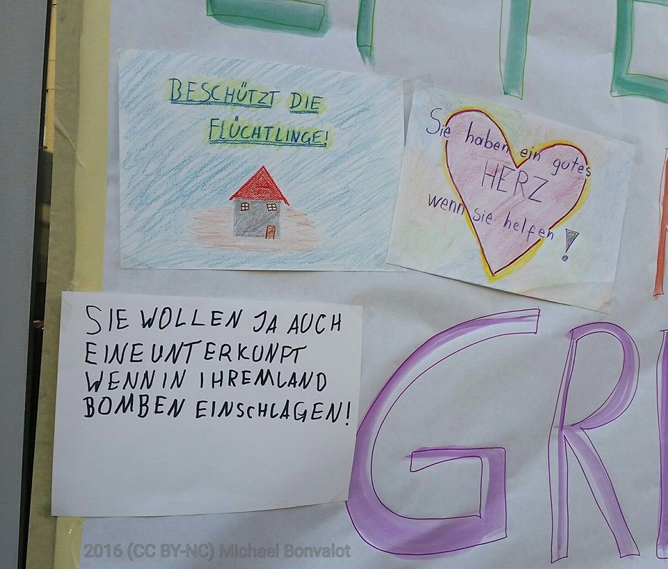 Kinder malen Plakate am Liesinger Hauptplatz für #liesingfüralle