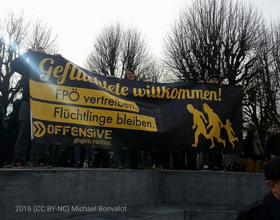 "Geflüchtete willkommen" AntifaschistInnen "bewachen" das Deserteursdenkmal am Ballhausplatz bei rechtsextremer Mini-Kundgebung.