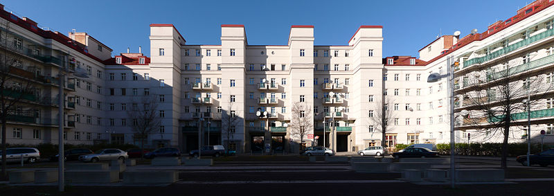 Eine der einstmals stolzen Festungen des "Roten Wien": Die Wohnhaus Friedrich Engels Platz in Wien Brigittenau.