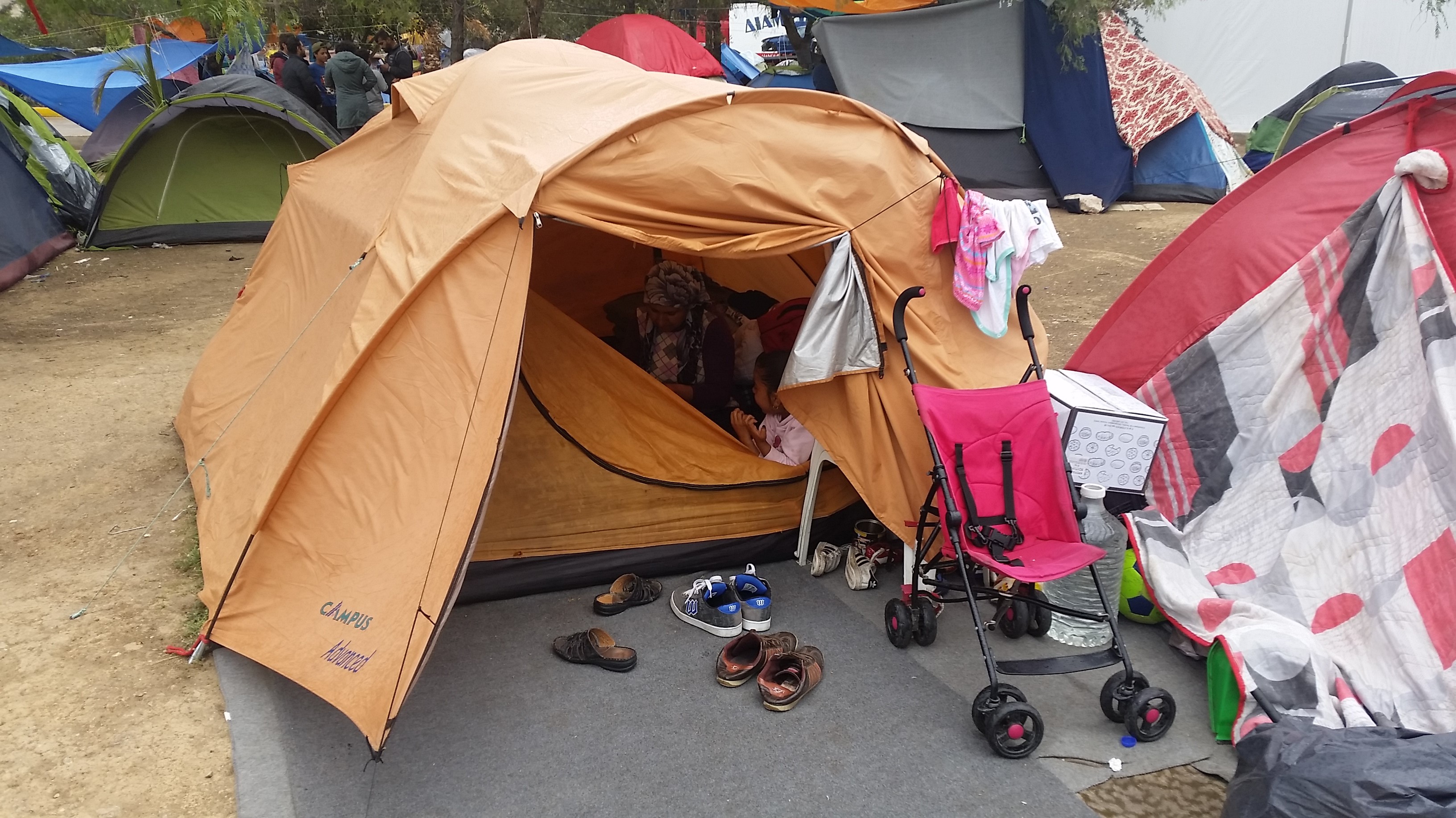 Familien leben im Lager Piräus/Athen unter elenden Bedingungen.