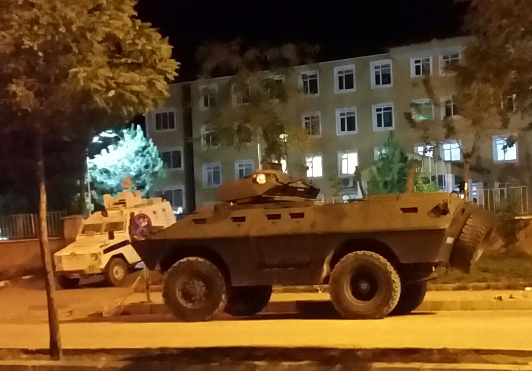 Panzer vor Wahllokal in Türkisch-Kurdistan, Wahl am 1. November 2015. Bild: Michael Bonvalot