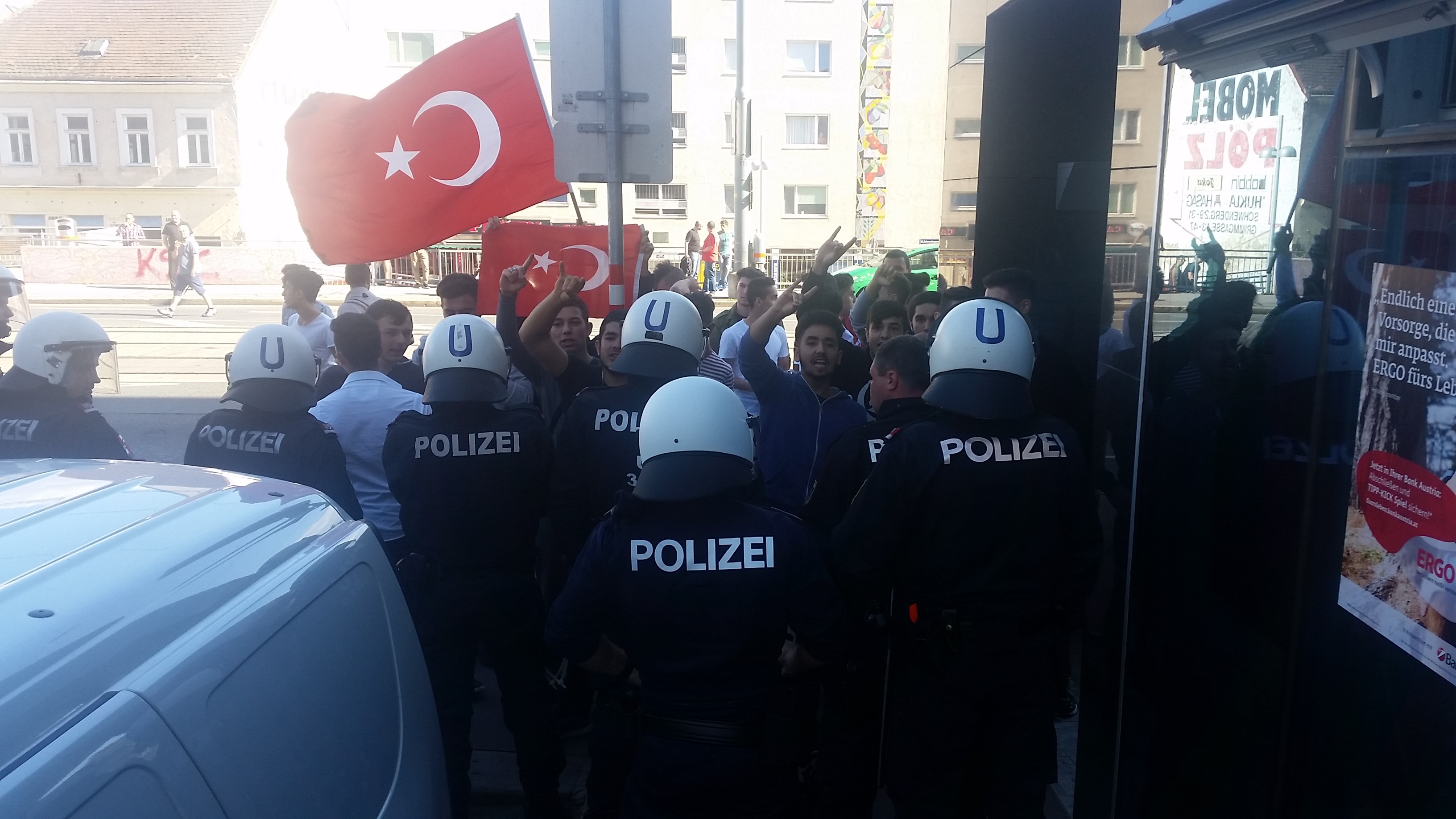 Provokation vor Lokal der kurdischen FEYKOM nach Aufmarsch von UETD und Grauen Wölfen am 03.07.2016 in Wien. Bild: Michael Bonvalot