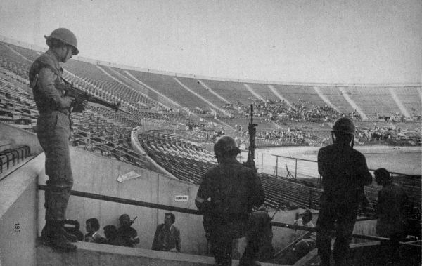 Das improvisierte Konzentrationslager im Stadion von Santiago de Chile