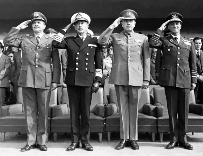 Augusto Pinochet (2 v.r.) im Kreis der Putschgeneräle
